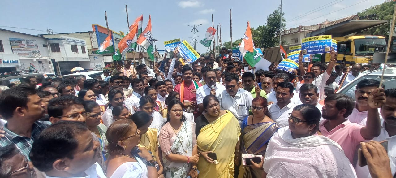 ಅನ್ನ ಭಾಗ್ಯ ಯೋಜನೆಗೆ ಕತ್ತರಿ, ಕಾಂಗ್ರೆಸ್ಸಿನಿಂದ ಪ್ರತಿಭಟನೆ