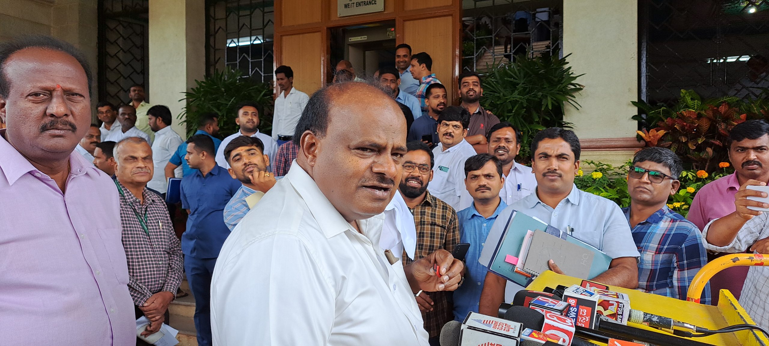'ಪೆನ್‌ಡ್ರೈವ್' ಅಸ್ತ್ರ ಪ್ರಯೋಗಿಸಿದ ಕುಮಾರಸ್ವಾಮಿ