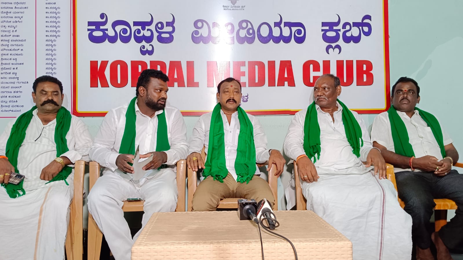ತುಂಗಭದ್ರಾ ಜಲಾಶಯದಿಂದ ನೀರು ಬಿಡಲು ಆಗ್ರಹ
