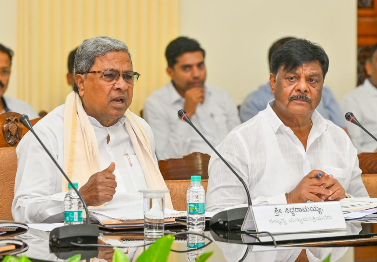 ಅಧಿಕಾರಿಗಳನ್ನು ನಾಲಾಯಕ್‌ಗಳು ಎಂದು ಜಾಡಿಸಿದ ಸಿಎಂ