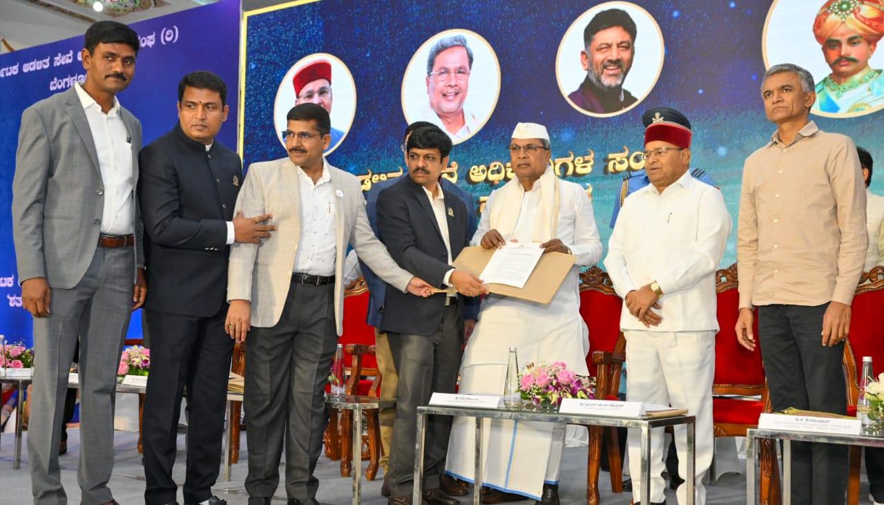 ಅಧಿಕಾರಿಗಳು ರಾಜಕಾರಣ, ಧರ್ಮ ಕಲಹದಲ್ಲಿ ತೊಡಗಬಾರದು
