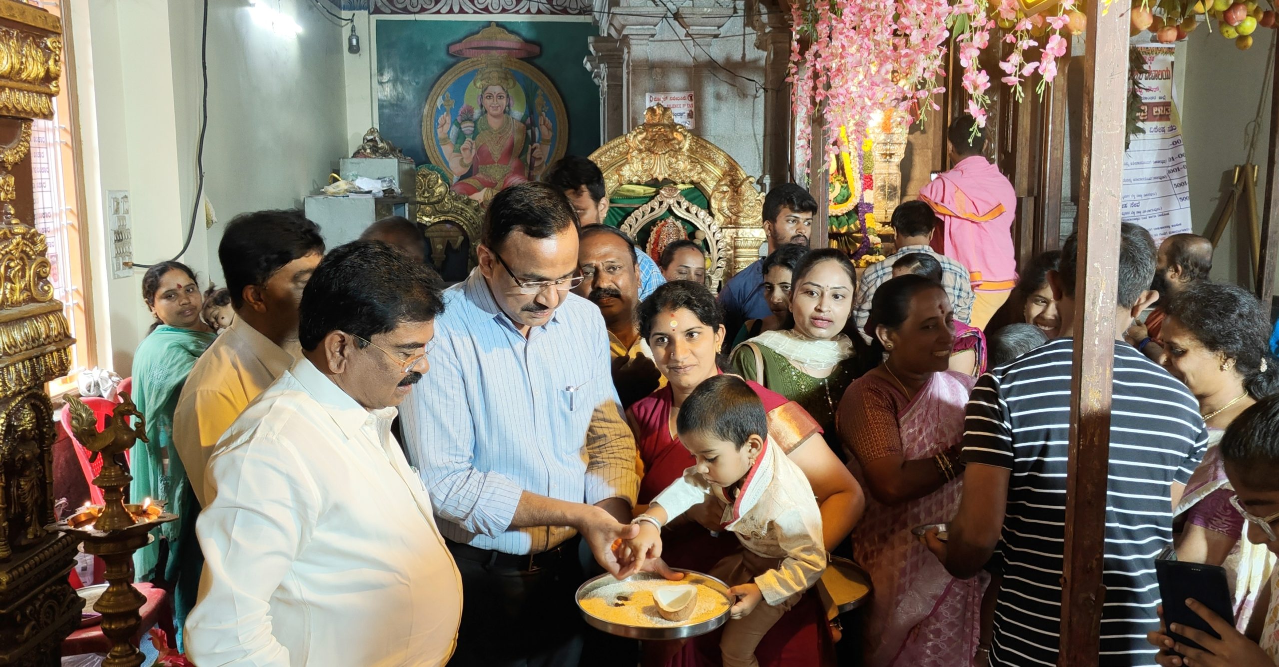 ಸರ್ವಶಕ್ತ್ಯಾತ್ಮಕ ಚೌಡೇಶ್ವರಿ ದೇವಾಲಯಲ್ಲಿ ಮಕ್ಕಳಿಗೆ ಅಕ್ಷರಾಭ್ಯಾಸ