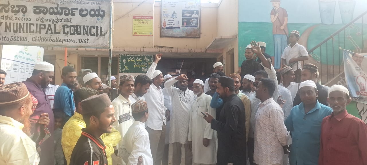 ಮೂಲಭೂತ ಸೌಲಭ್ಯ ಕಲ್ಪಿಸುವಂತೆ ಒತ್ತಾಯಿಸಿ ನಗರಸಭೆ ಮುತ್ತಿಗೆ