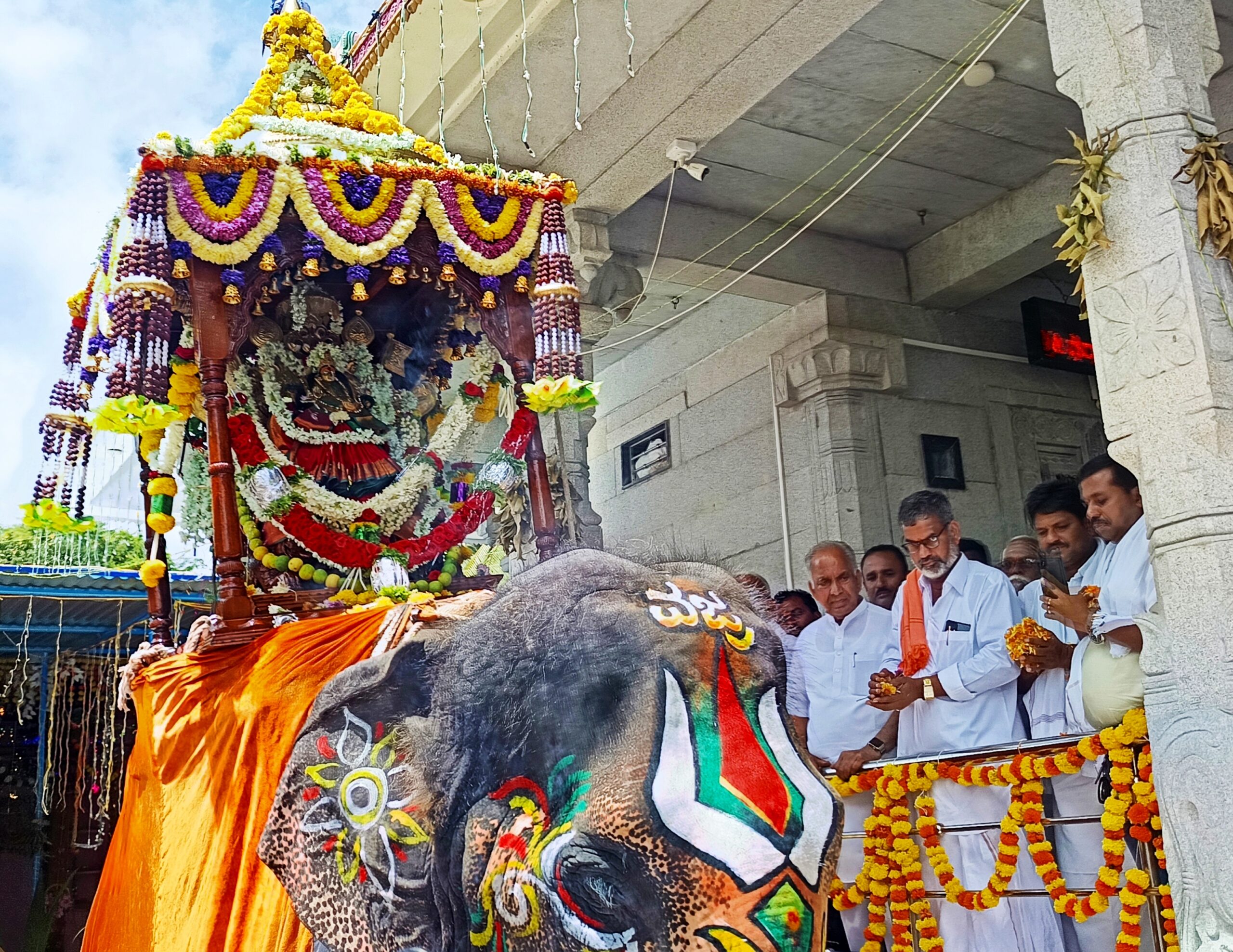 ಹೀರಾ ಸಿದ್ದರಾಮೇಶ್ವರ ಮಠ ಜಂಬೂ ಸವಾರಿಗೆ ಪೂಜೆ  ಪ್ರಸಾದ ನಿಲಯಕ್ಕೆೆ 25ಲಕ್ಷ ರೂ- ಸಚಿವ ಭೋಸರಾಜು ಘೋಷಣೆ