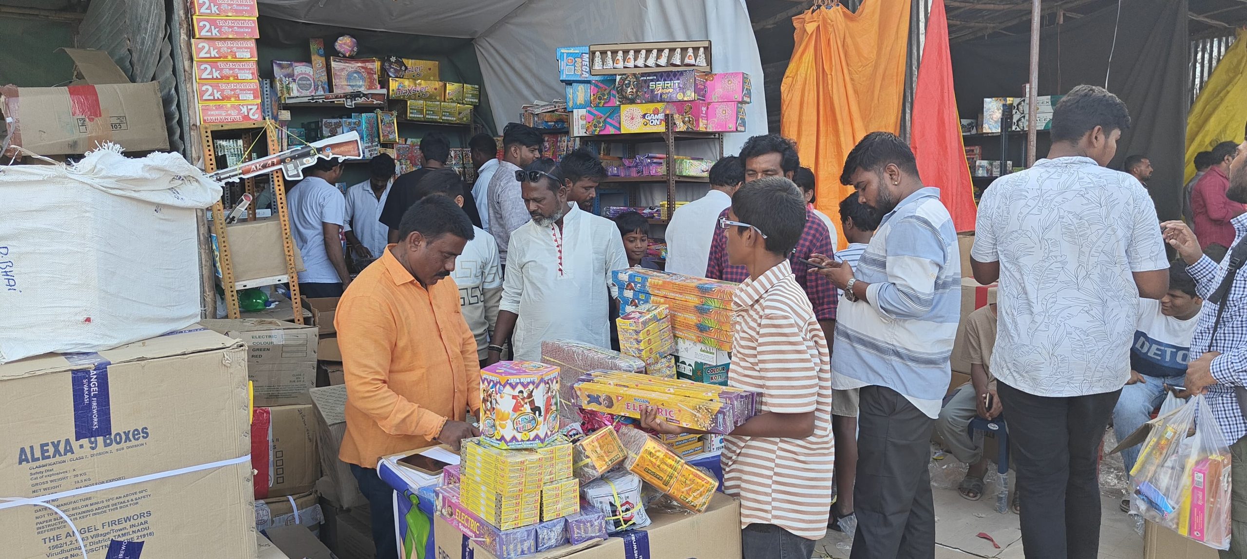 ದೀಪಾವಳಿ ಸಂಭ್ರಮಕ್ಕೆೆ ಸಿದ್ದತೆ, ಇಂದು ಲಕ್ಷ್ಮೀಪೂಜೆ ನಾಳೆ ಪಾಡ್ಯಮಿ ಪಟಾಕಿ, ಪ್ರಣತಿ, ಆಕಾಶ ಬುಟ್ಟಿಿ ಪೂಜಾ ಸಾಮಾಗ್ರಿಿ ಖರೀದಿ ಜೋರು