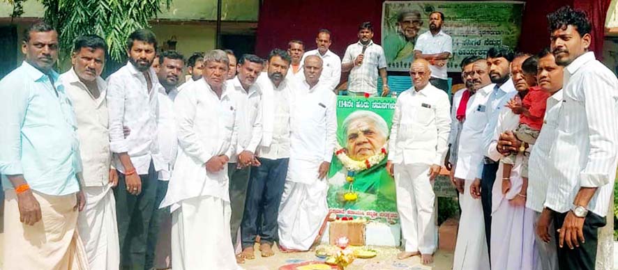 ಶತಾಯುಷಿ ಪದ್ಮ ಶ್ರೀಪುರಸ್ಕೃತೆ ಸಾಲುಮರದ ತಿಮ್ಮಕ್ಕ ಅವರಗೆ ಭಾವಪೂರ್ಣ ಶ್ರದ್ಧಾಾಂಜಲಿ ಜನತೆಗೆ ಪರಿಸರ ಪ್ರಜ್ಞೆ ಮೂಡಿಸಿದ್ದು ಸಾಲುಮರದ ತಿಮ್ಮಕ್ಕ - ಮಾಜಿ ಶಾಸಕ ಪ್ರತಾಪಗೌಡ ಪಾಟೀಲ್