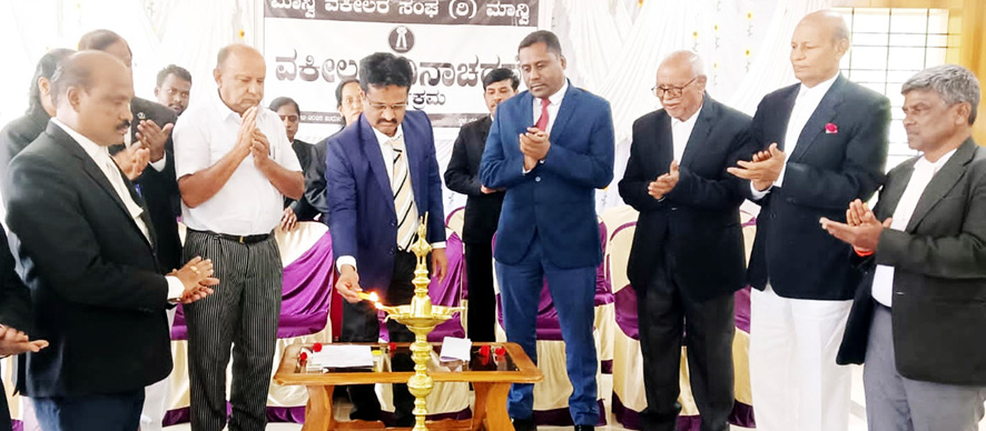 ಮಾನ್ವಿಯಲ್ಲಿ ವಕೀಲರ ದಿನಾಚರಣೆ ವಕೀಲರು ದೇಶದ ಕಾನೂನು ಹಾಗೂ ಸಂವಿಧಾನದ ಜ್ಞಾನ ಹೊಂದುವುದು ಅಗತ್ಯ- ನ್ಯಾ. ಶಿವರಾಜ ವಿ.ಸಿದ್ದೇಶ್ವರ