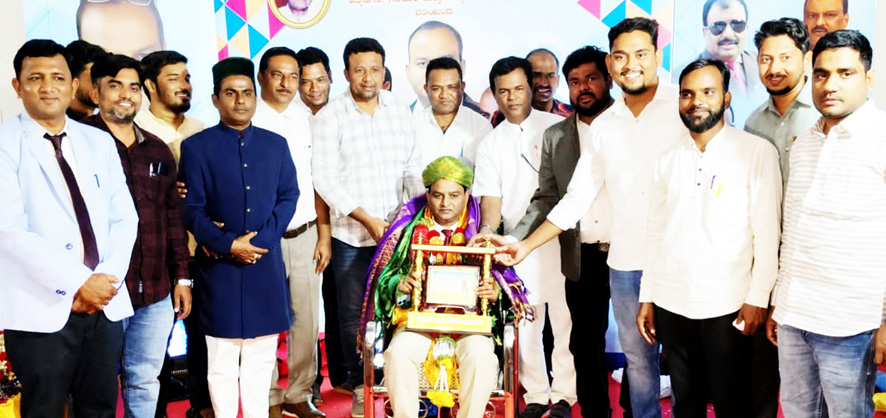 ಗೆಳೆಯರ ಬಳಗದಿಂದ ಅಭಿನಂದನಾ ಸಮಾರಂಭ ಯುವಕರ ವೃತ್ತಿ ಬದುಕಿಗೆ ಪ್ರಾಧ್ಯಾಪಕ ಸೈಯದ್ ಮಿನಾಜುಲ್ ಹಸನ್ ಪ್ರೇರಣೆ - ಡಾ.ರಝಾಕ್ ಉಸ್ತಾದ್