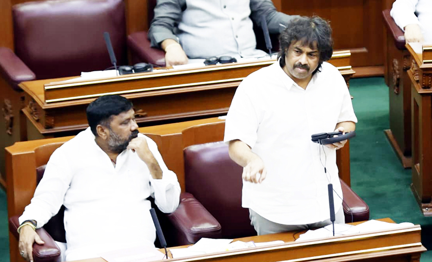ಮಕ್ಕಳ ಶೂ - ಸ್ಸಾೃ್‌ ಪೂರೈಕೆ ವಿಳಂಬಕ್ಕೆ ಎಸ್‌ಡಿಎಂಸಿಗಳೇ ಕಾರಣ: ಮಧು ಬಂಗಾರಪ್ಪ