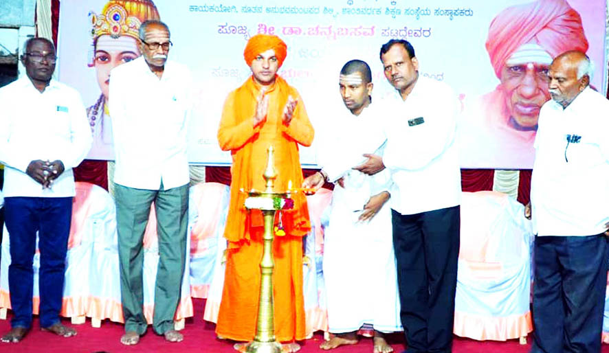 ವಚನ ದರ್ಶನ ಪ್ರವಚನ ಉದ್ಘಾಟನೆ ವಚನಗಳ ಅಧ್ಯಯನದಿಂದ ಬದುಕು ಉನ್ನತಿ - ಗುರುಬಸವ ಪಟ್ಟದ್ದೇವರು ಹೇಳಿಕೆ