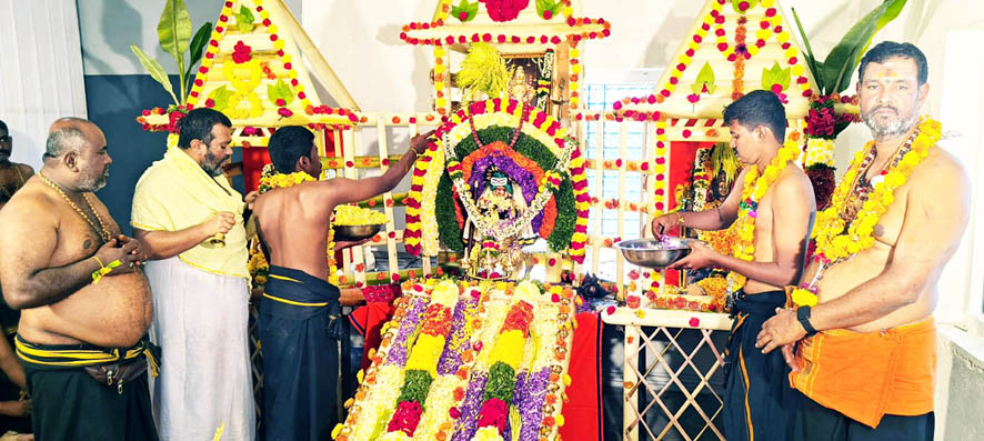 ಅಯ್ಯಪ್ಪಸ್ವಾಮಿ ಪಡಿ ಪೂಜೆ ಸಲ್ಲಿಕೆ