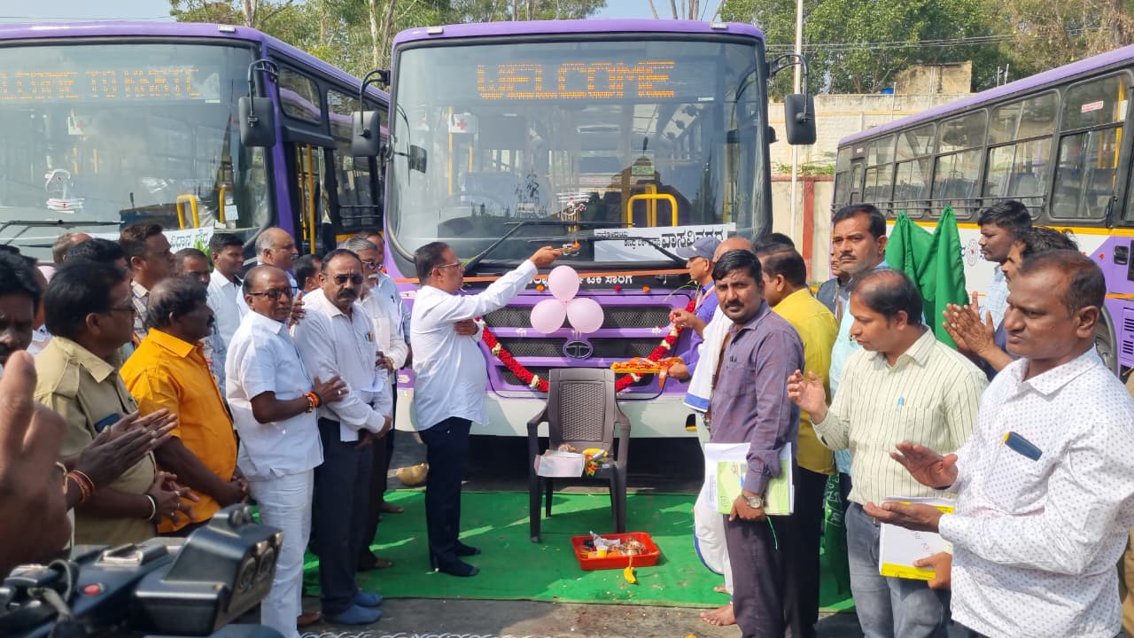 ಪ್ರಯಾಣಿಕರಿಗೆ ಅನುಕೂಲ ಕಲ್ಪಿಿಸಲು 16 ನಗರ ಹೊಸ ಬಸ್‌ಗಳಿಗೆ ಚಾಲನೆ ಆಧುನಿಕ ವಿನ್ಯಾಾಸ ಬಸ್‌ಗಳು : ಶಾಸಕ ಮೆಚ್ಚುಗೆ