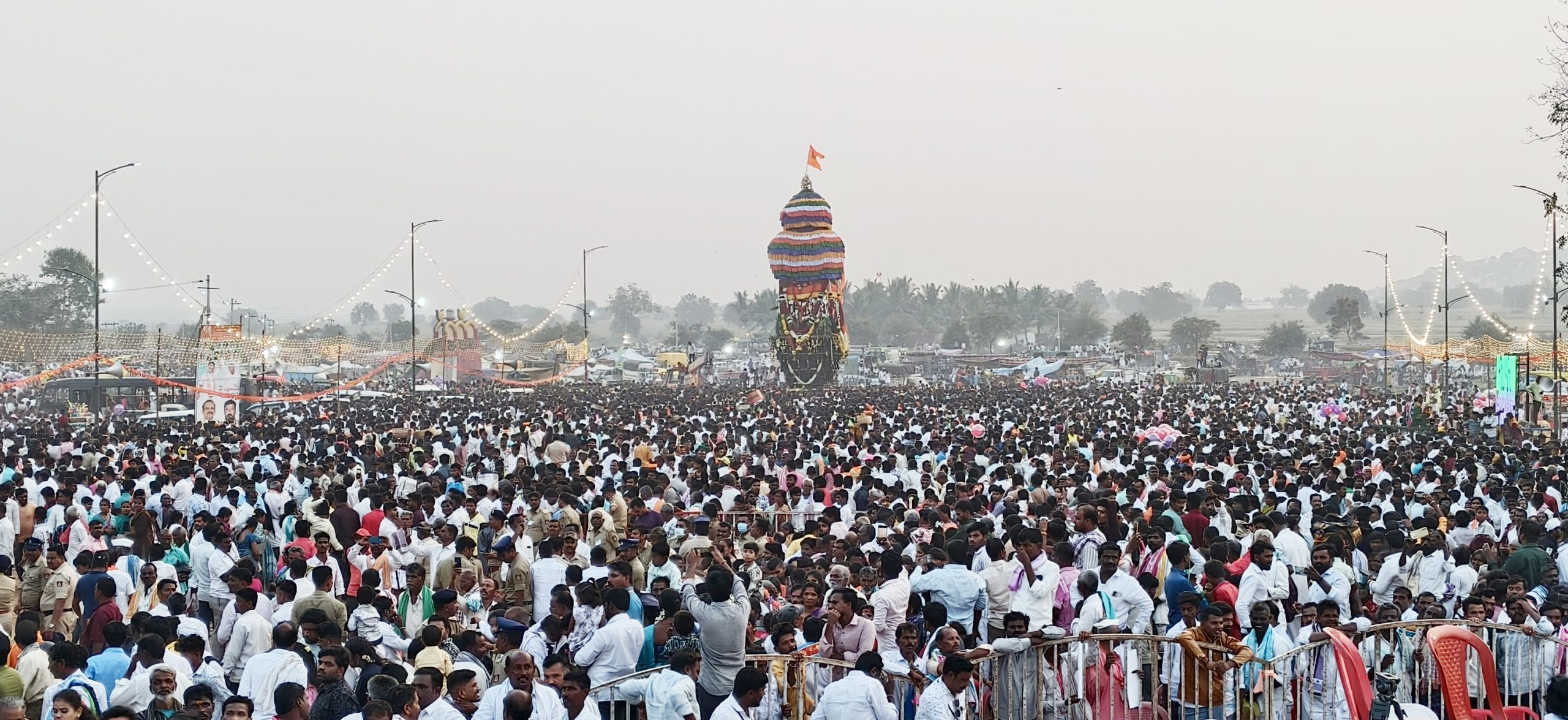*ಮುಖ್ಯಮಂತ್ರಿಿ ಸಿದ್ದರಾಮಯ್ಯ ಚಾಲನೆ * ಸಚಿವರು, ಸಂಸದರು ಶಾಸಕರು, ಅಧಿಕಾರಿಗಳು ಭಾಗಿ * ಮೊಟ್ಟಮೊದಲ ಬಾರಿಗೆ ಜಂಬೂ ಸವಾರಿಗೆ ಚಾಲನೆ ಜನಸಾಗರದ ಮಧ್ಯೆೆ ಜರುಗಿದ ಅಂಬಾದೇವಿ ರಥೋತ್ಸವ