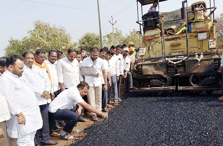 ತಗ್ಗು - ಗುಂಡಿ ರಸ್ತೆಯಿಂದ ಜನ ಹೈರಾಣ : ಕಮಠಾಣ -ಬಾವಗಿ ರಸ್ತೆ ಕಾಮಗಾರಿ ನಿಲ್ಲಿಸಿದ್ದು ಯಾರು?