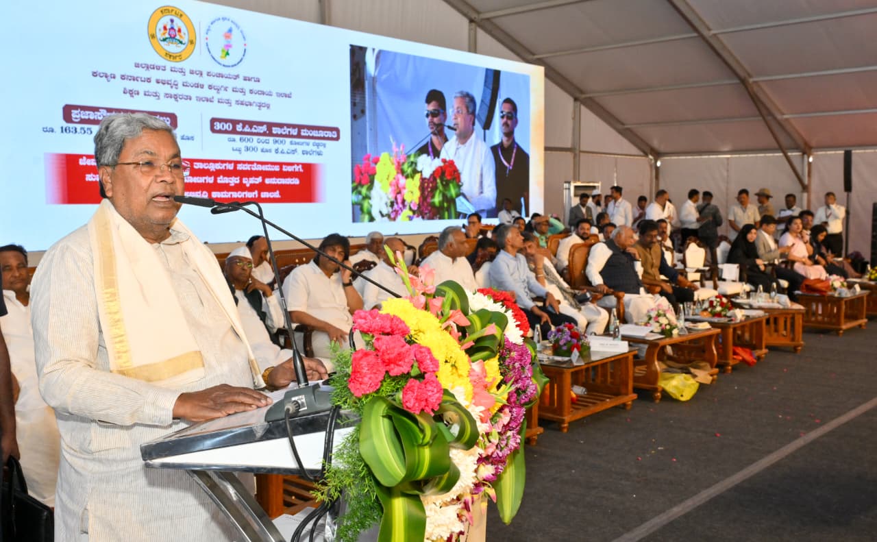 ಯಡ್ರಾಮಿ ತಾಲ್ಲೂಕಿನಲ್ಲಿ 906 ಕೋಟಿ ರೂ.ಗಳ ವೆಚ್ಚದಲ್ಲಿ ಕಾಮಗಾರಿಗಳಿಗೆ ಶಂಕುಸ್ಥಾಾಪನೆ ಮತ್ತು ಉದ್ಘಾಾಟನೆ:   ಹತ್ತು ವರ್ಷಗಳಲ್ಲಿ ಕಲ್ಯಾಾಣ ಕರ್ನಾಟಕದಲ್ಲಿ ಅಸಮಾನತೆ ಹೋಗಿ ಸಮಾನತೆ ಬರಲಿದೆ: ಸಿಎಂ ಸಿದ್ದರಾಮಯ್ಯ