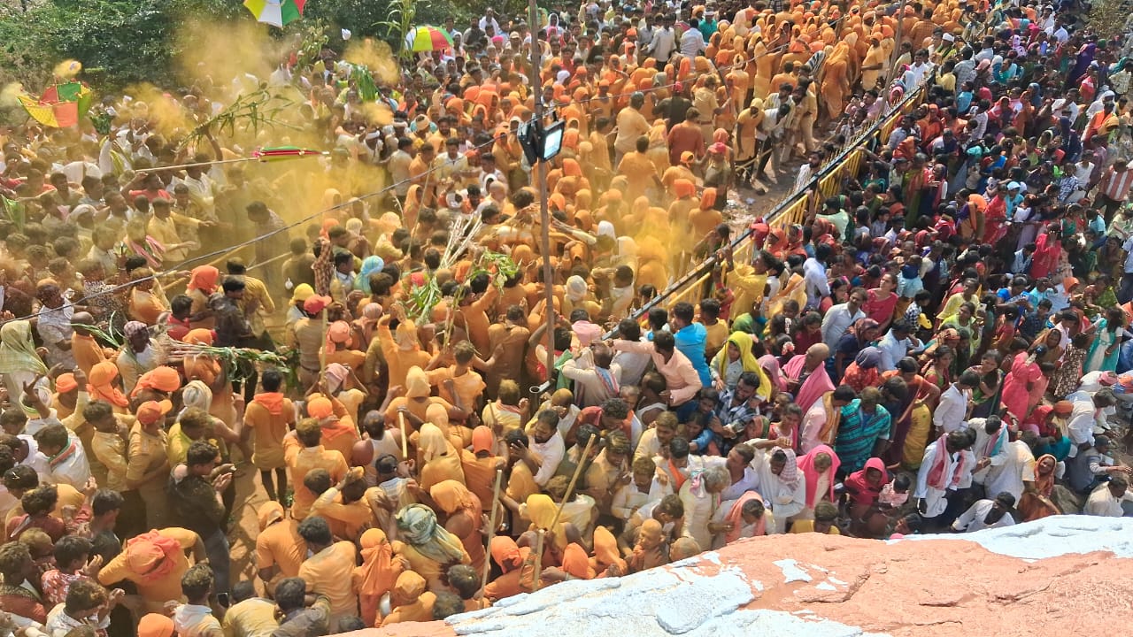 ಏಳು ಕೋಟಿ... ಕೋಟಿ... ಕೋಟಿಘೇ...  ಮೈಲಾಪೂರ ಮೈಲಾರಲಿಂಗೇಶ್ವರ ಜಾತ್ರೆಗೆ ಹರಿದು ಬಂದ ಜನ ಸಾಗರ ಭಂಡಾರದ ಒಡೆಯನ ಸಂಭ್ರಮದ ಪಲ್ಲಕ್ಕಿ ಉತ್ಸವ