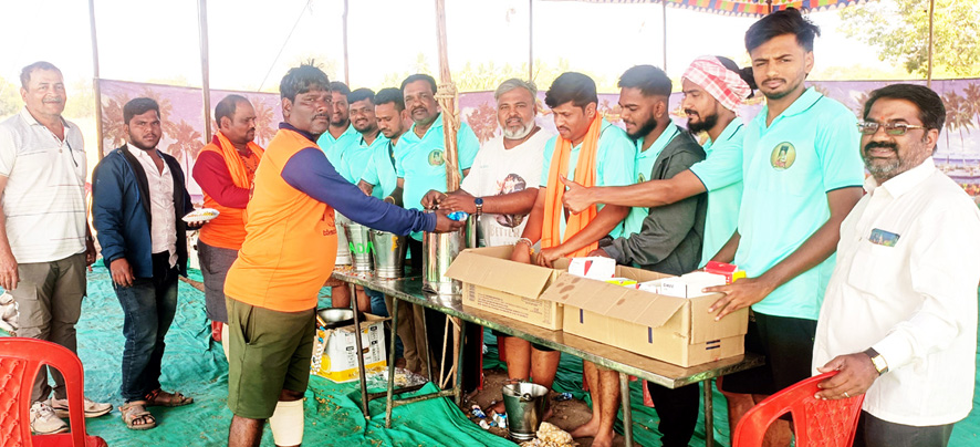 ಕವಿತಾಳ : ಮಂತ್ರಾಲಯ ತೆರಳುವ ಪಾದಯಾತ್ರಿಗಳಿಗೆ ಪ್ರಸಾದ ವ್ಯವಸ್ಥೆ