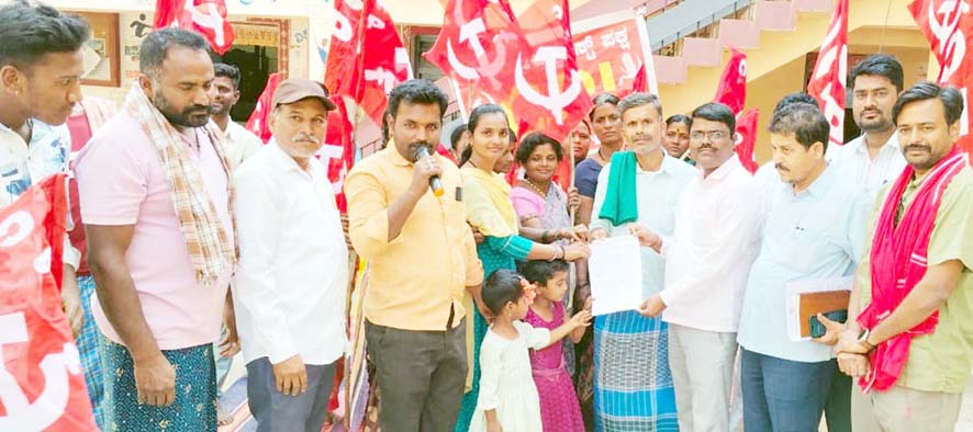 30 ವರ್ಷಗಳಿಂದ ಮೂಲಸೌಲಭ್ಯಗಳಿಲ್ಲದೇ ಪರದಾಡುತ್ತಿರುವ 30 ಕುಟುಂಬಗಳು