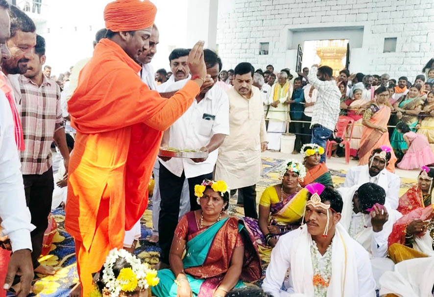 ಉಚಿತ ಸಾಮೂಹಿಕ ವಿವಾಹದಲ್ಲಿ ದಾಂಪತ್ಯ ಜೀವನಕ್ಕೆ ಕಾಲಿಟ್ಟ 9 ಜೋಡಿಗಳು ಸಾಮೂಹಿಕ ವಿವಾಹ ನೆಮ್ಮದಿ ಜೀವನಕ್ಕೆ ನಾಂದಿ ಅಭಿನವ ಕರಿಬಸವ ಶಿವಾಚಾರ್ಯ ಮಹಾಸ್ವಾಮಿಗಳ ನುಡಿ