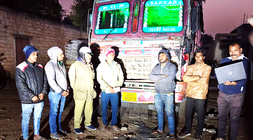 ಸಿನಿಮಾ ಶೈಲಿಯಲ್ಲಿ ಸಹಾಯಕ ಆಯುಕ್ತ ಹೆಚ್.ಡಿ.ರಾಜೇಶ್ ಅವರು ಕರ್ತವ್ಯ ಪಾಲನೆ ಪಡಿತರ ಅಕ್ರಮ ಅಕ್ಕಿ ಸಾಗಾಣಿಕೆಗೆ ತಡೆ