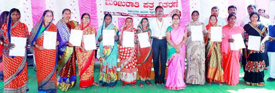 ಮದನೂರು ಪಂಚಾಯತ್‌ನಿಂದ ವಸತಿ ಲಾನುಭವಿಗಳಿಗೆ ಮಂಜೂರಾತಿ ಪತ್ರ ವಿತರಣೆ