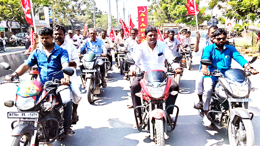 ಕಾರ್ಮಿಕ ಕಾನೂನುಗಳನ್ನು ವಿರೋಧಿಸಿ ಬೈಕ್‌ರ್ಯಾಾಲಿ ಕಾರ್ಮಿಕರನ್ನು ಗುಲಾಮಗಿರಿಗೆ ತಳ್ಳುವ ಹುನ್ನಾರ - ಪೂಜಾರ